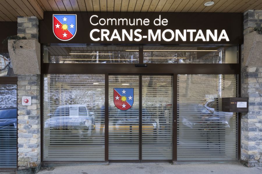 Im Plenum sollen Fragen besprochen und beantwortet werden. (Im Bild: Die Gemeindeverwaltung in Crans-Montana am 6. Januar)