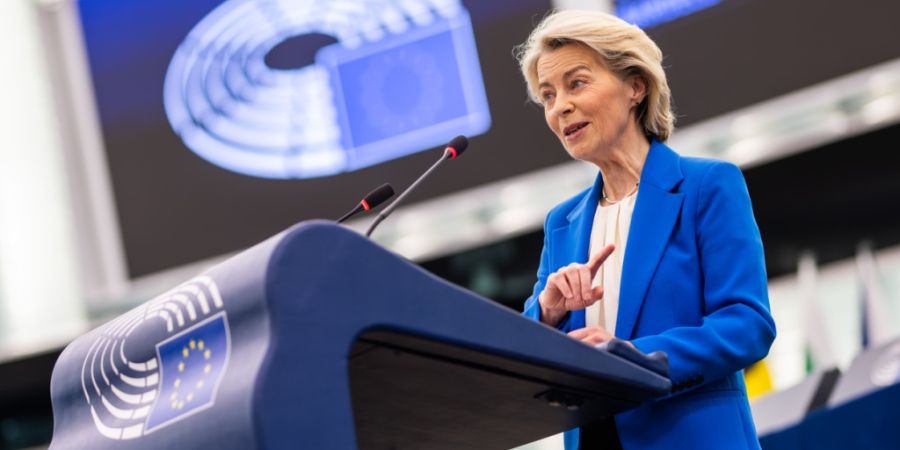 Ursula von der Leyen (CDU), Präsidentin der Europäischen Kommission, spricht im Gebäude des Europäischen Parlaments. Foto: Philipp von Ditfurth/dpa