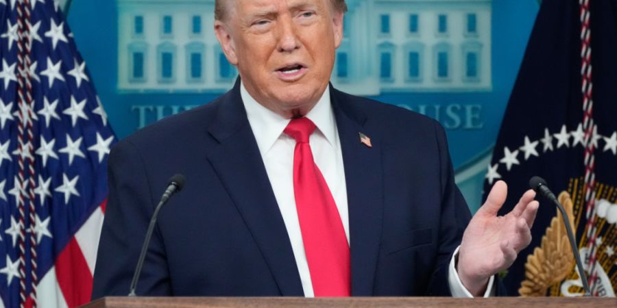 US-Präsident Donald Trump spricht während eines Pressebriefings im Weißen Haus in Washington. Foto: Mark Schiefelbein/AP/dpa
