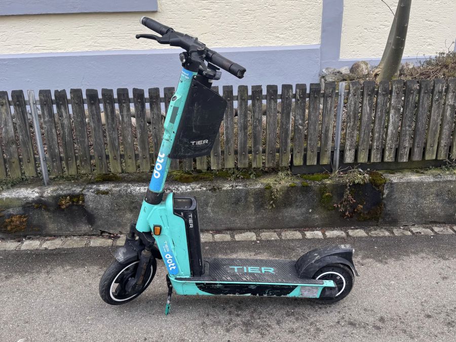 Zudem wurde ein E-Scooter in der Nähe der Unfallstelle gefunden.