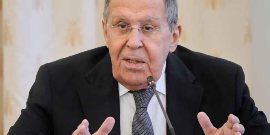 Der russische Außenminister Sergej Lawrow gestikuliert während seiner Rede bei einer Generalversammlung des Russischen Rates für Internationale Angelegenheiten. Foto: Alexander Zemli...