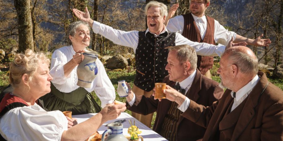 Für die Aufführung der «Akte Zybach» wurde im Freilichtmuseum Ballenberg eine Bühne mitsamt Grimsel-Hospiz errichtet.