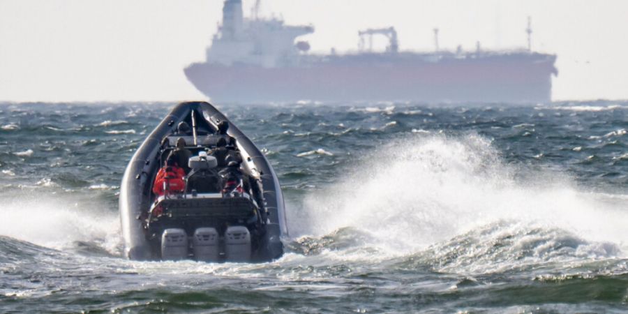 ARCHIV - Die schwedische Polizei National Task Force (NI) und die Küstenwache sind auf dem Weg zu dem bereits geenterten Tanker «Sea Owl I», der vor der Küste Schwedens liegt. Foto: J...
