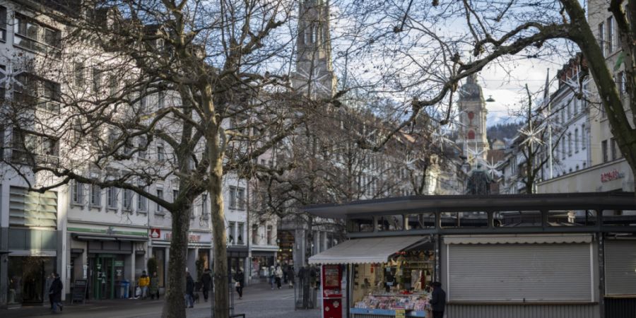 Die beiden Männer, die sich in der Nacht auf Samstag am St. Galler Marktplatz (im Bild) eine Schlägerei lieferten, wurden festgenommen. (Archivbild)