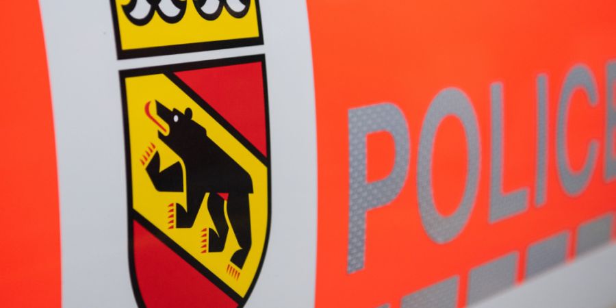 Glimpflich ausgegangen ist in der Nacht auf Sonntag die Kollision eines minderjährigen Autofahrers ohne Kennzeichen mit einem Baum: Niemand wurde verletzt. Zuvor war er in Mosseedorf d...