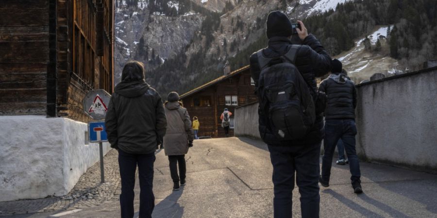 Früh am Freitagmorgen in Elm: Die Sonne geht über den Tschingelhörnern auf und schickt kurz zuvor ihre Strahlen durch das Martinsloch.