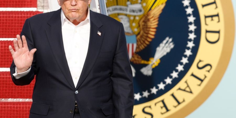 US-Präsident Donald Trump geht die Treppe der Air Force One bei seiner Ankunft auf der Joint Base Andrews hinunter. Foto: Luis M. Alvarez/AP/dpa
