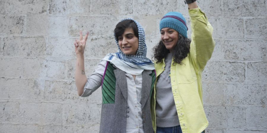 ARCHIV - Die iranischen Journalistinnen Nilufar Hamedi (r) und Elaheh Mohammadi gestikulieren, nachdem sie aus dem Gefängnis entlassen wurden. Foto: Sahand Taki/Shargh Daily News/AP/dpa