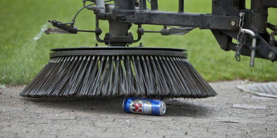 Achtlos weggeworfener Müll wird entlang von St. Galler Kantonsstrassen immer mehr zum Problem. (Symbolbild)