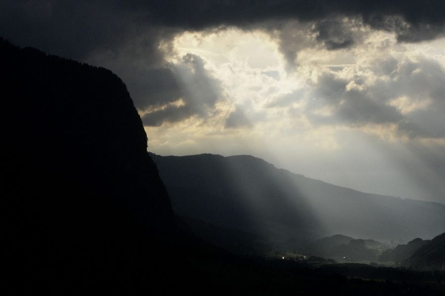 Am Samstagnachmittag breitet sich die Bewölkung dann von Westen her aus. Am Abend und in der Nacht auf Sonntag fallen auf der Alpennordseite leichte Niederschläge. (Symbolbild)