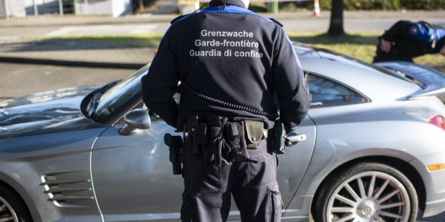 Beim Grenzübergang Thayngen kontrollierten die Beamten eine Autofahrerin und fanden Kokain in ihrem Fahrzeug. (Symbolbild)