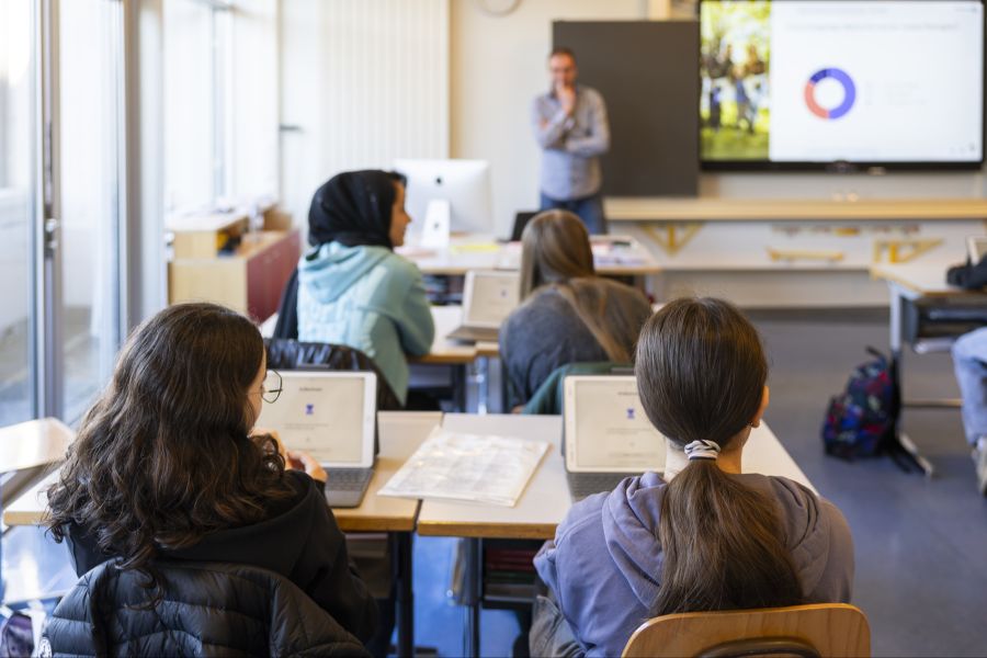 Ein flexibler Unterrichtsbeginn am Morgen kann den chronischen Schlafmangel bei Jugendlichen reduzieren. (Symbolbild)