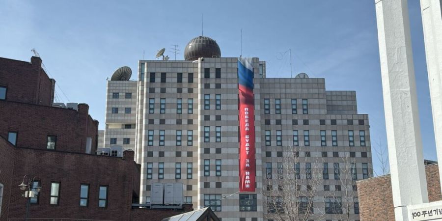 Die russische Botschaft hat an ihrer Außenfassade ein Banner angebracht, auf dem der Schriftzug «Der Sieg wird unser sein» prangt. Foto: Fabian Kretschmer/dpa