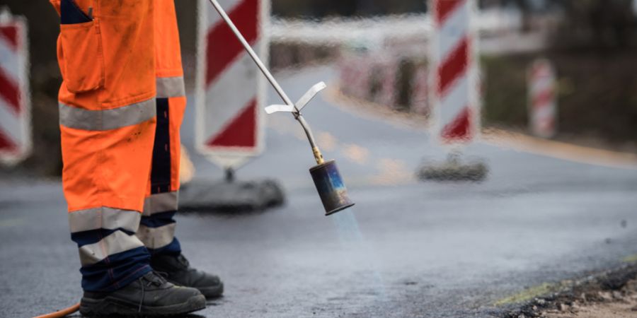 Der Kanton Solothurn wird die Anwilerstrasse in Kienberg sanieren: Der Kantonsrat hat das Projekt am Mittwoch bewilligt. (Symbolbild)