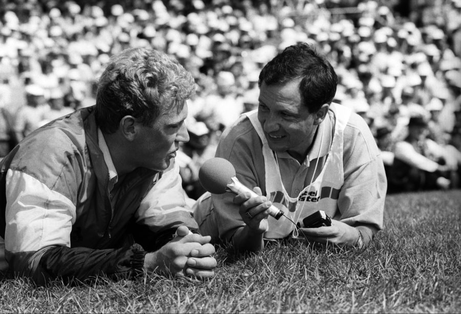 Thurnheer beim Interview 1992 am Eidgenössischen Schwingfest in Olten. Vor dem Mikrofon der entthronte Schwingerkönig Adrian Kaeser.