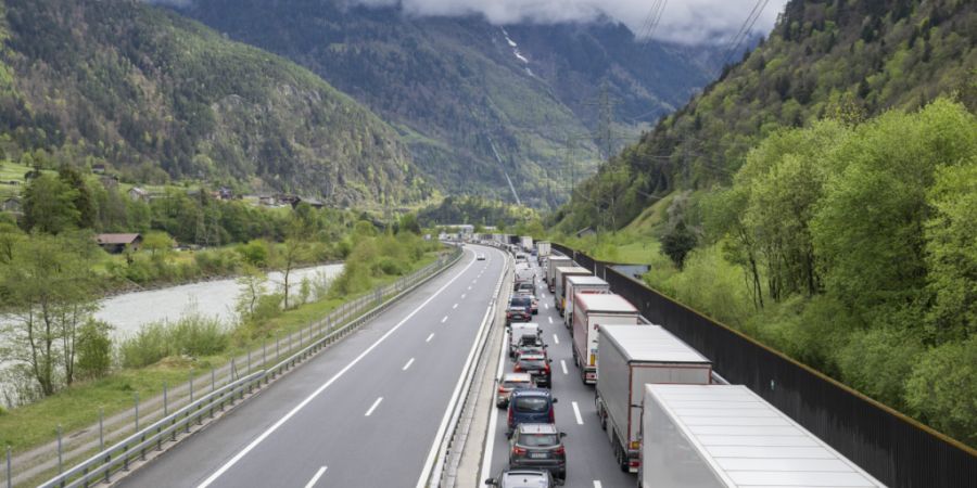 Das Parlament verlangt eine neue Abgabe für den Transitverkehr durch die Schweiz. Nun muss sich der Bundesrat an die Umsetzung machen. (Themenbild)
