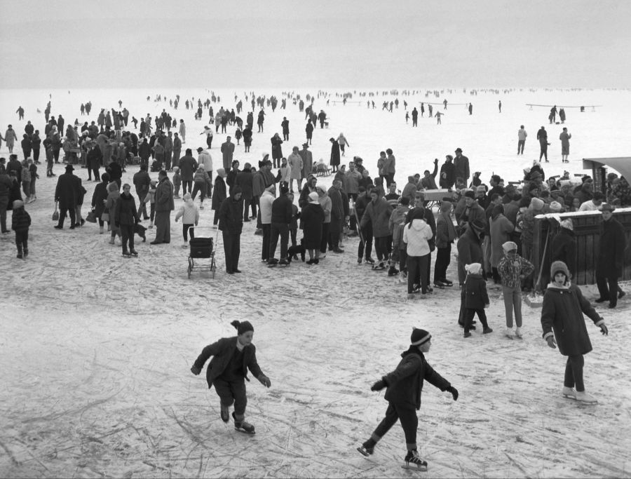 Jung und Alt nutzten die aussergewöhnliche Gelegenheit für eine Schlittschuhfahrt. (Archivbild)