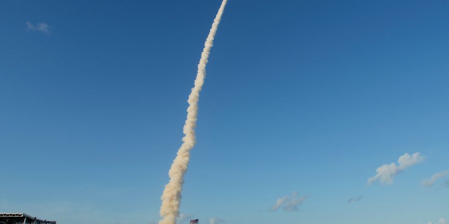 Erstmals seit mehr als einem halben Jahrhundert sind wieder Menschen in die Nähe des Mondes unterwegs. Kurz nach dem Start brach vorübergehend die Kommunikation ab.