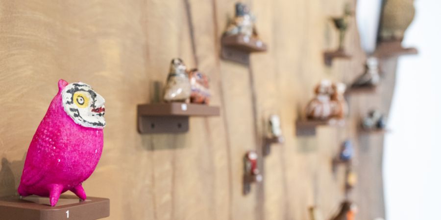 Die pinke Eule aus Mexiko führt durch die neue Ausstellung im Museum der Kulturen Basel.