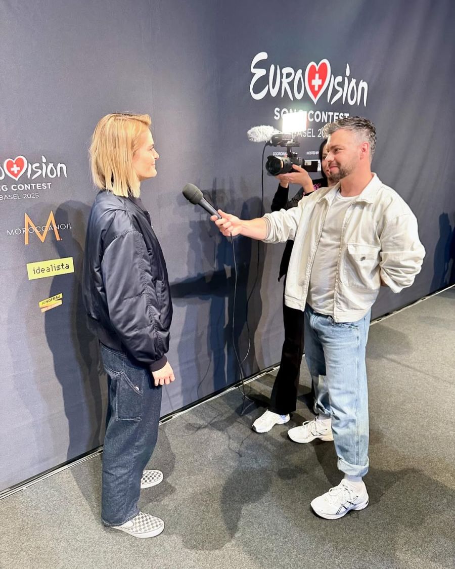 Auch ESC-Host Hazel Brugger holte er der Aargauer vor die Kamera.