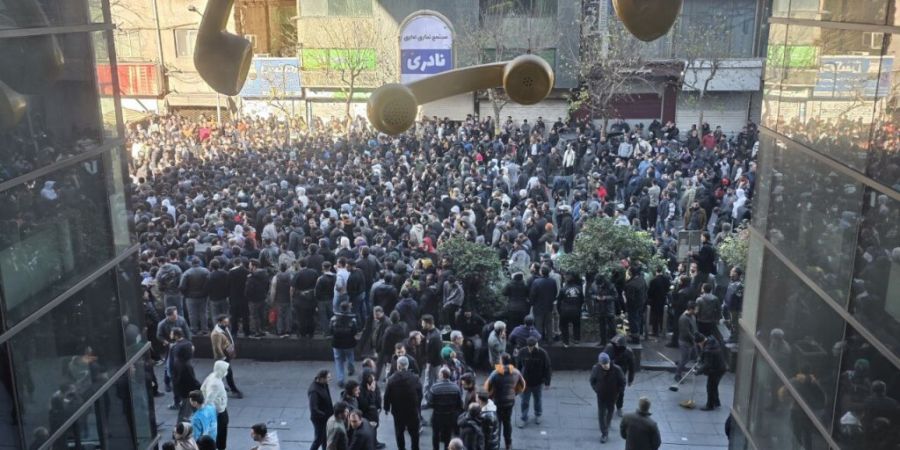 ARCHIV - Demonstranten demonstrieren gegen die schlechten wirtschaftlichen Bedingungen in Teheran. Foto: Social Media/ZUMA Press Wire/dpa