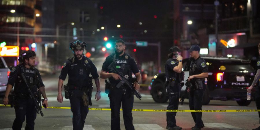 Polizeibeamte aus Austin arbeiten am Tatort in der West Sixth Street nach Schüssen vor der Bar Buford's in der Innenstadt von Austin. Foto: Jay Janner/Austin American-Statesman/AP/dpa ...