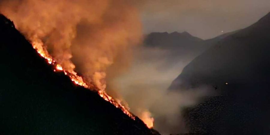 Aufgenommen am Mittwoch in den frühen Morgenstunden: der Brand oberhalb von Campascio, einem Ortsteil der Gemeinde Brusio.