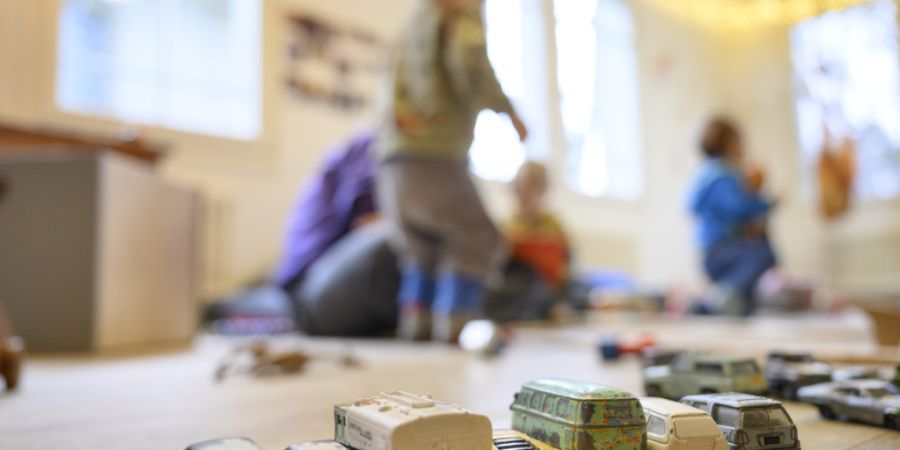 Kinder mit Behinderung sollen im Kanton Graubünden in Zukunft im Rahmen regulärer Angebote betreut werden können. (Archivbild)