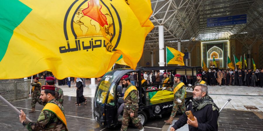 Mitglieder der Kataib Hisbollah nehmen an der Beerdigung von Kämpfern teil, die nach eigenen Angaben bei einem US-Luftangriff in der Provinz Qaim getötet wurden. Foto: Anmar Khalil/AP/dpa