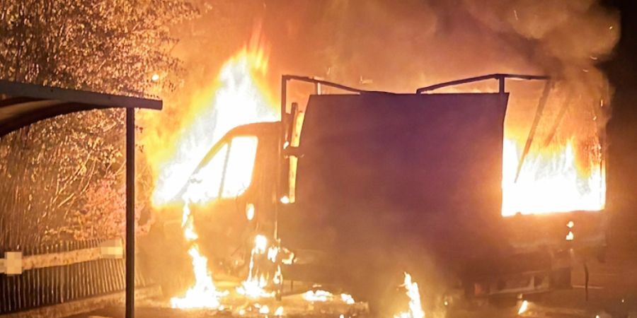 In Sargans stand ein Lieferwagen in Flammen. Die Feuerwehr konnte den Brand jedoch rasch löschen.