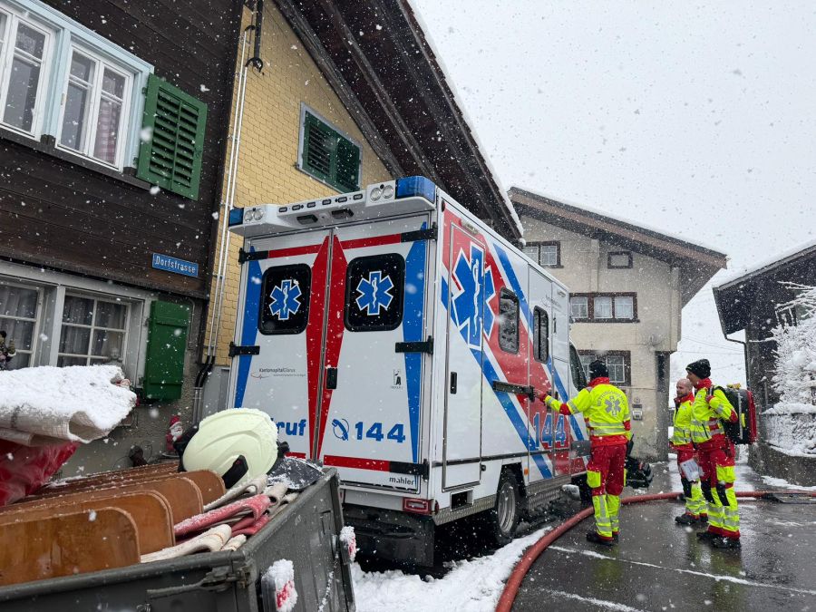 Auch ein Krankenwagen ist vor Ort. Verletzt wurde bei dem Brand gemäss aktuellem Stand allerdings niemand.
