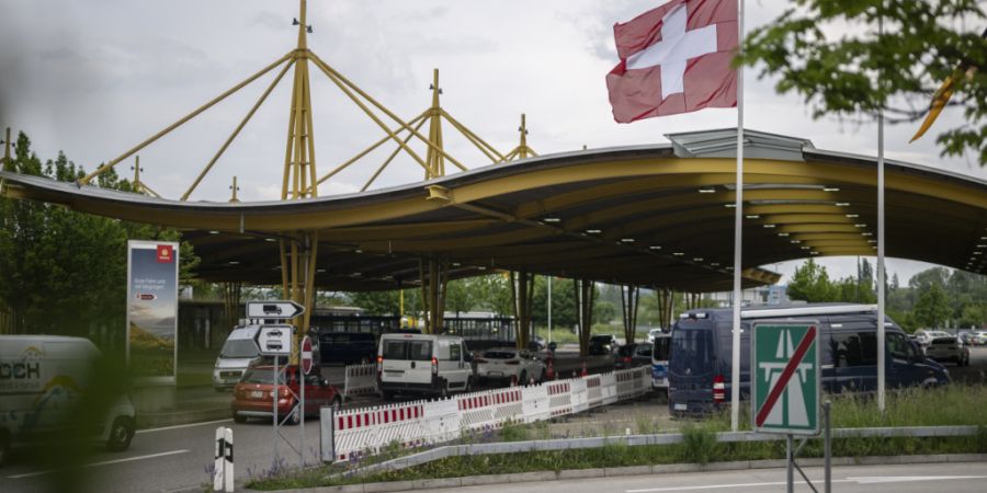 Der Bundesrat will Menschen aus dem Asylbereich das Reisen grundsätzlich verbieten, auch innerhalb des Schengenraums. (Symbolbild)