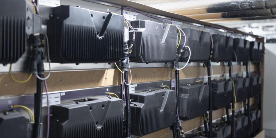 Batteriespeicher speichern den Solarstrom vom Dach einer Migros-Filiale. (Symbolbild)