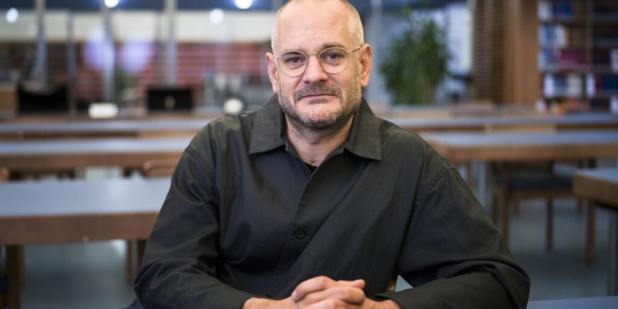 Der Schweizer Autor Jonas Lüscher liest am ersten Abend des Luzerner Literaturfests «Lettera» aus seinem neusten Roman «Verzauberte Vorbestimmung». (Archivbild)