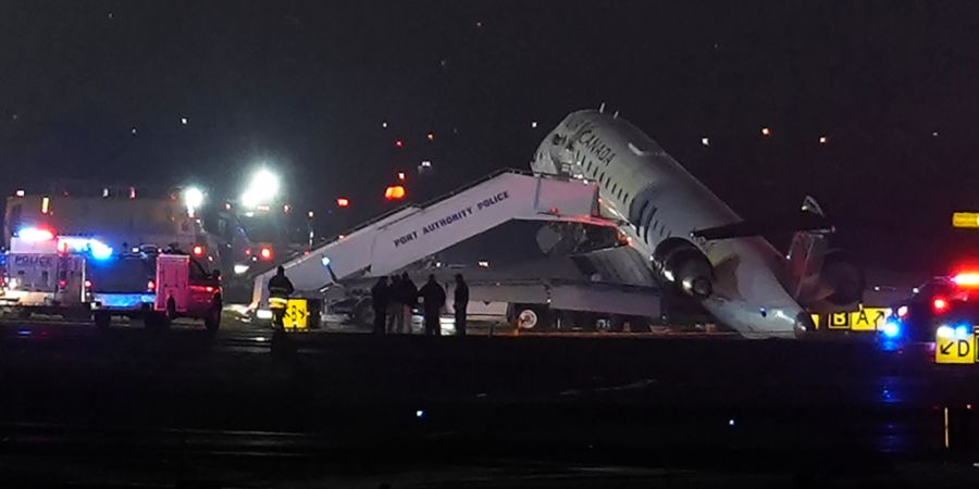 dpatopbilder - Ein Air Canada Jet steht auf der Startbahn des LaGuardia Flughafens nach einem Zusammenstoß mit einem Fahrzeug der Port Authority. Foto: Ryan Murphy/AP/dpa