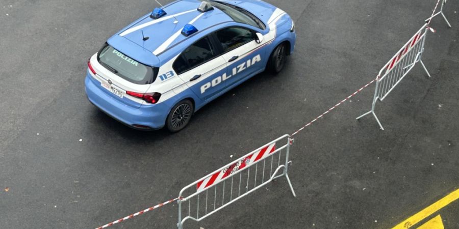 ARCHIV - Ein Auto der italienischen Polizei vor einer Absperrung. Foto: Christoph Sator/dpa/Archivbild