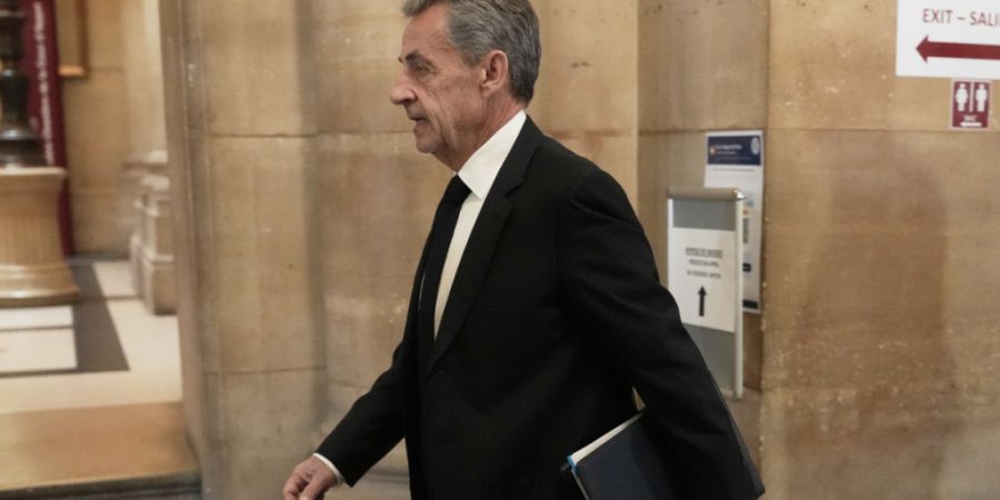 ARCHIV - Der ehemalige französische Präsident Nicolas Sarkozy trifft vor dem Berufungsgericht in Paris ein. Foto: Thibault Camus/AP/dpa/Archivbild