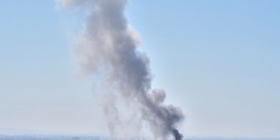 ARCHIV - Eine Rauchwolke steigt nach einer Explosion in Teheran auf. Foto: Vahid Salemi/AP/dpa/Symbolbild