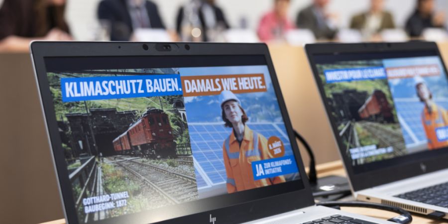 Befürworterinnen und Befürworter der Klimafonds-Initiative stellen ihre Kampagne in Bern den Medien vor.