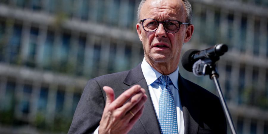 Bundeskanzler Friedrich Merz (CDU) gibt am Rande seines Besuchs bei dem Unternehmen Bosch ein Pressestatement. Das ist der letzte Station der Indien-Reise. Es ist die erste größere As...