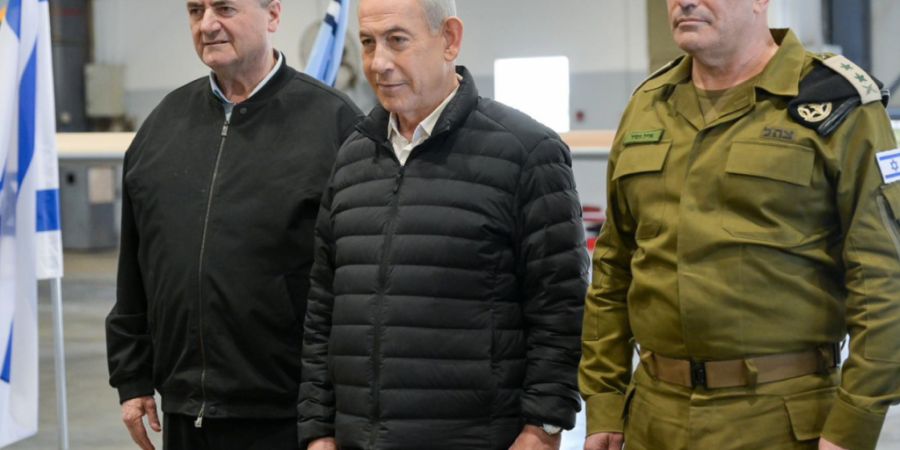 ARCHIV - Der israelische Ministerpräsident Benjamin Netanjahu (M) besucht den Luftwaffenstützpunkt Palmachim in Begleitung des israelischen Verteidigungsministers Israel Katz (l) und ...