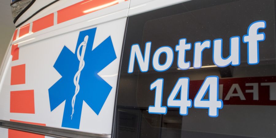 Die Ambulanz brachte mehrere Personen nach einem Unfall in Därligen ins Spital (Symbolbild)