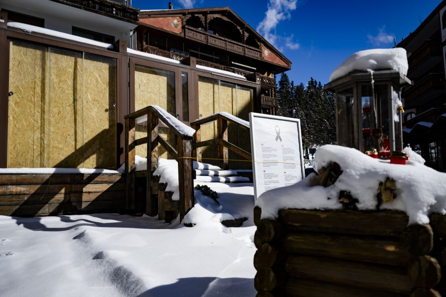 Ihr Bruder drängt sie durch die Menge nach draussen, beide erleiden schwere Verbrennungen.