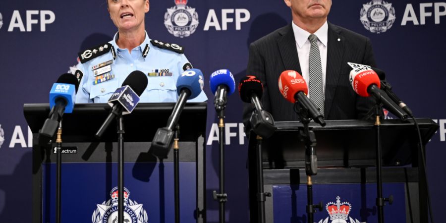 Krissy Barrett, Kommissarin der australischen Bundespolizei (AFP) (l), und Ross Barnett, Leiter der OSI-Ermittlungen, sprechen während einer Pressekonferenz nach der Verhaftung des ehe...