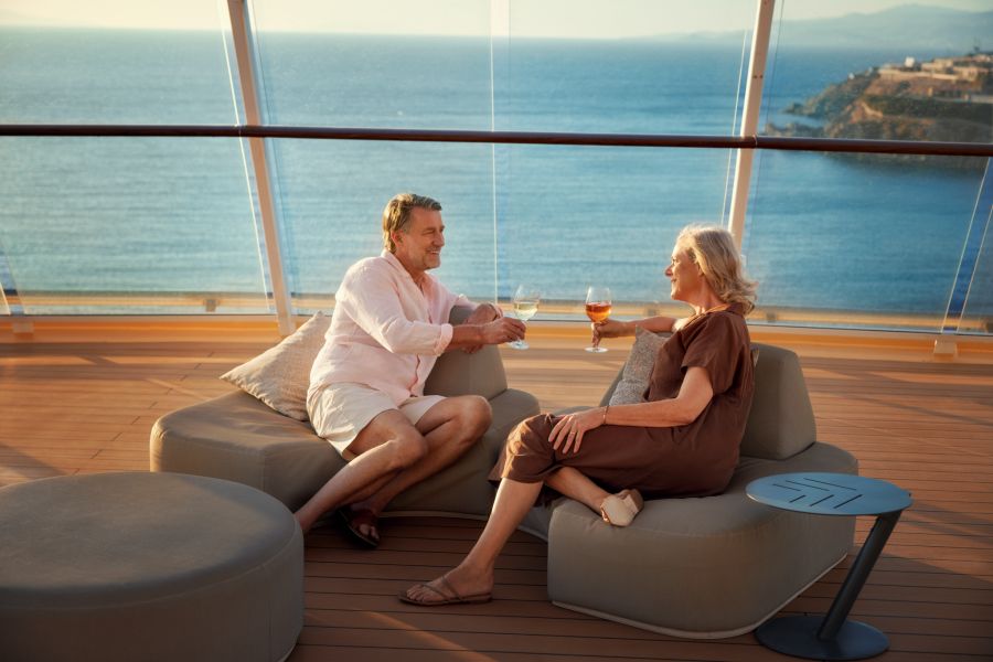 Auf dem Kreuzfahrtschiff lässt es sich gut auf unvergessliche Ferien anstossen.