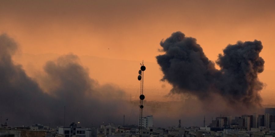 Eine Rauchwolke steigt nach einem amerikanisch-israelischen Militärschlag auf. Foto: Vahid Salemi/AP/dpa