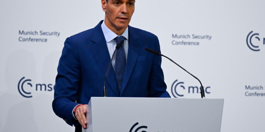 ARCHIV - Pedro Sanchez Perez-Castejon, Ministerpräsident von Spanien, spricht bei der Münchner Sicherheitskonferenz. (zu dpa: «Spanien sperrt Basen für US-Militär und löst Unmut a...