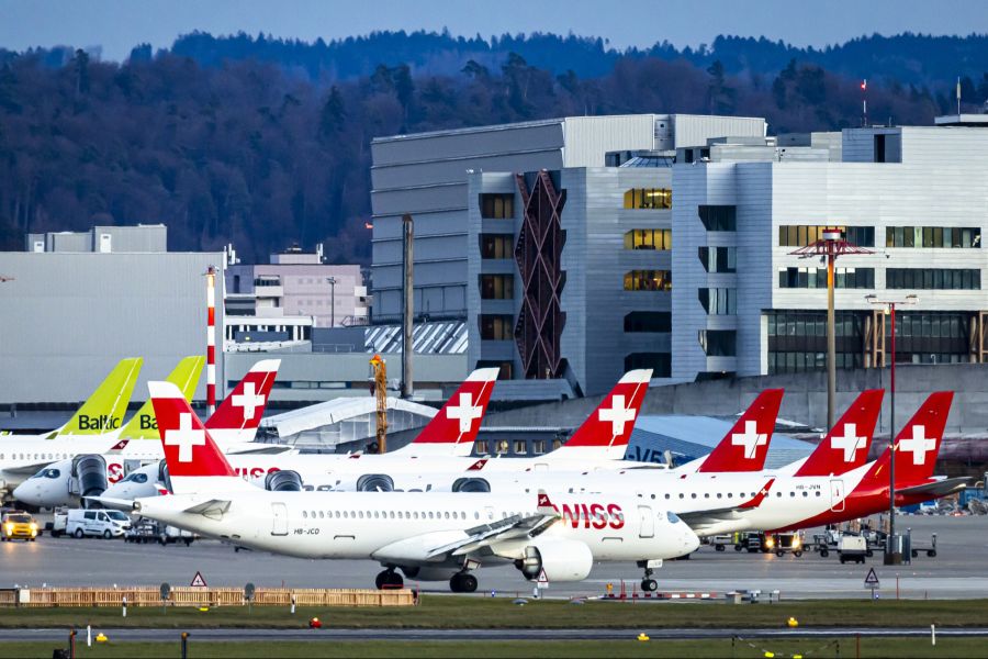 Aktuell bleiben einige Flugzeuge am Boden.