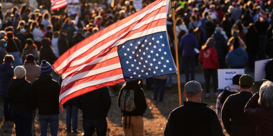 dpatopbilder - Demonstranten versammeln sich während einer Kundgebung für eine Frau, die von einem ICE-Beamten in Minneapolis erschossen wurde. Foto: Charlie Riedel/AP/dpa