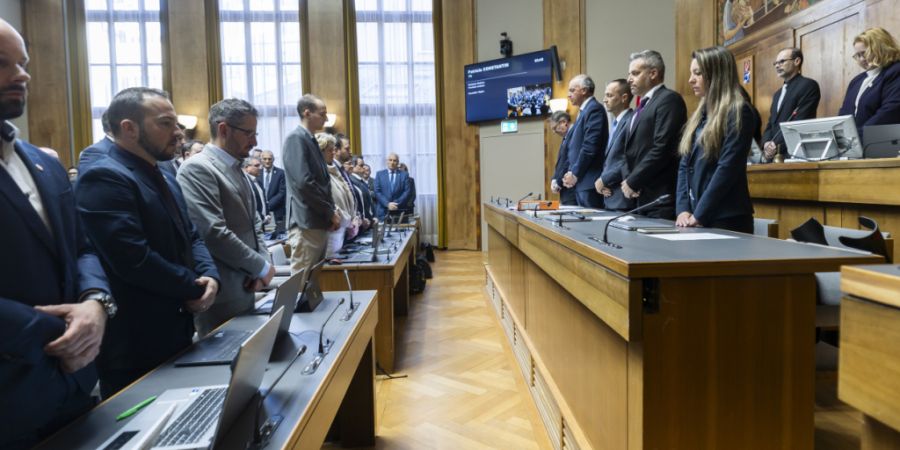 Zu Beginn der März-Sitzung des Walliser Grossen Rates wurde am Montag eine Schweigeminute zum Gedenken an die Opfer der Brandkatastrophe von Crans-Montana eingelegt.